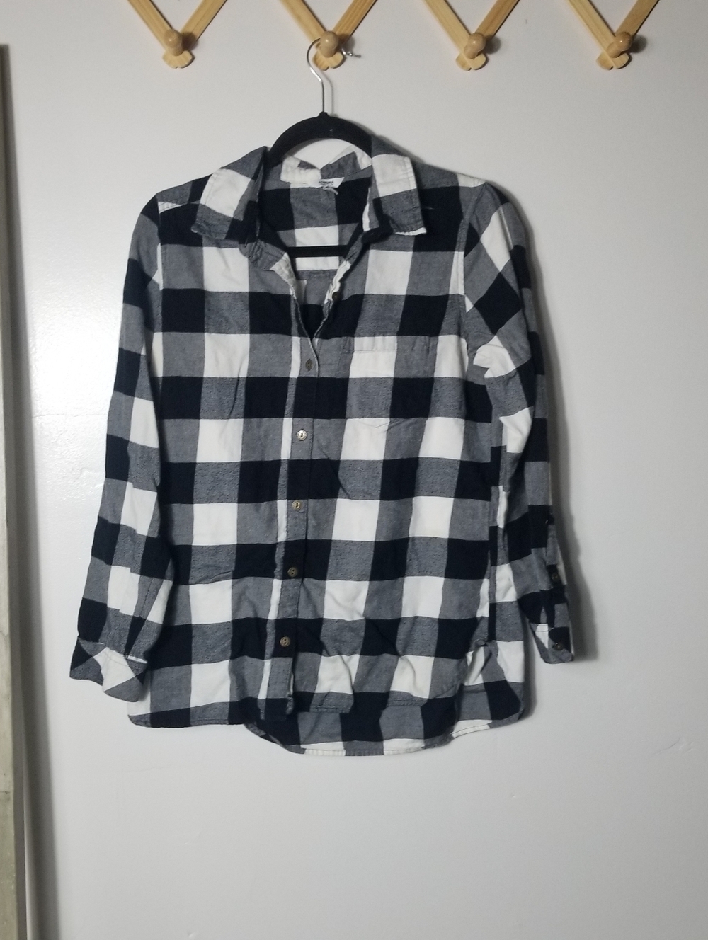 SONOMA WOMEN'S BLACK AND WHITE BUTTON DOWN SHIRT SIZE MEDIUM (READ FULL DESCRIPT